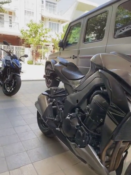 比一台宝马还贵的摩托车奔驰大g停在一旁车主都不开了