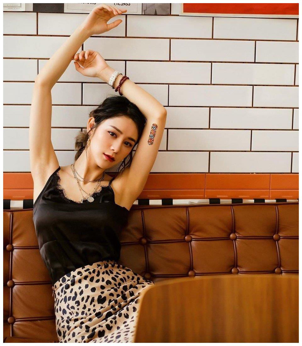 这次张馨月分享了若干张写真照,她身处充满历史氛围的房间内,坐沙发上