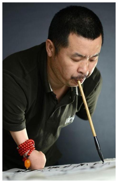 没有手的书法家:用嘴写字30年,获书法大奖,日本书法家向他鞠躬|张文佑