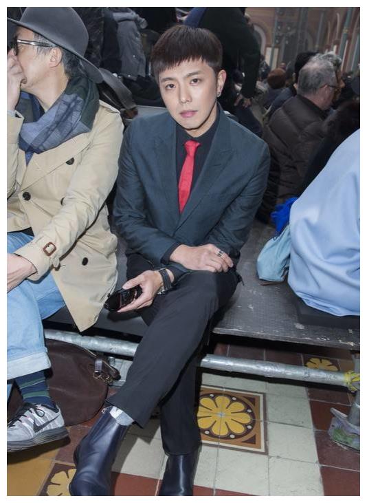 事发时只有黄鸿升一个人在家,警方判断他是从浴室走出来时,不慎滑倒磕