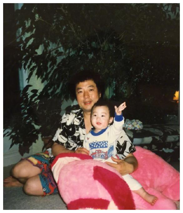 明星集体晒老爸:范丞丞与爸爸年轻时复制粘贴,王一博爸爸超帅