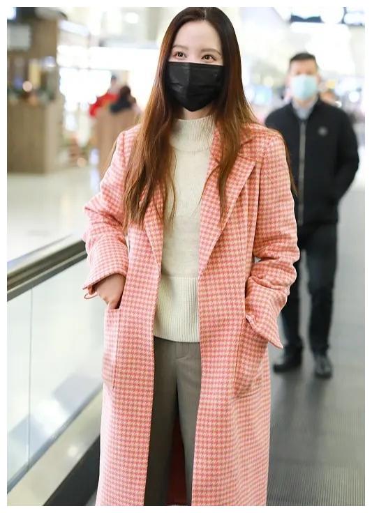 2009年,张萌因出演穿越剧《神话》中的"高岚"和"小月"被观众所熟