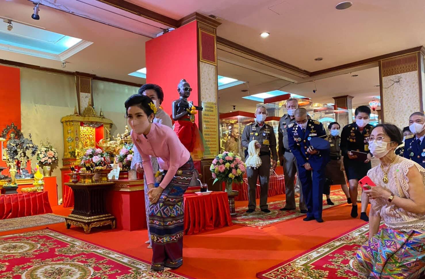 漂亮的诗尼娜贵妃越来越有魅力，去寺庙祈福巧遇崇拜她的粉丝休闲区蓝鸢梦想 - Www.slyday.coM