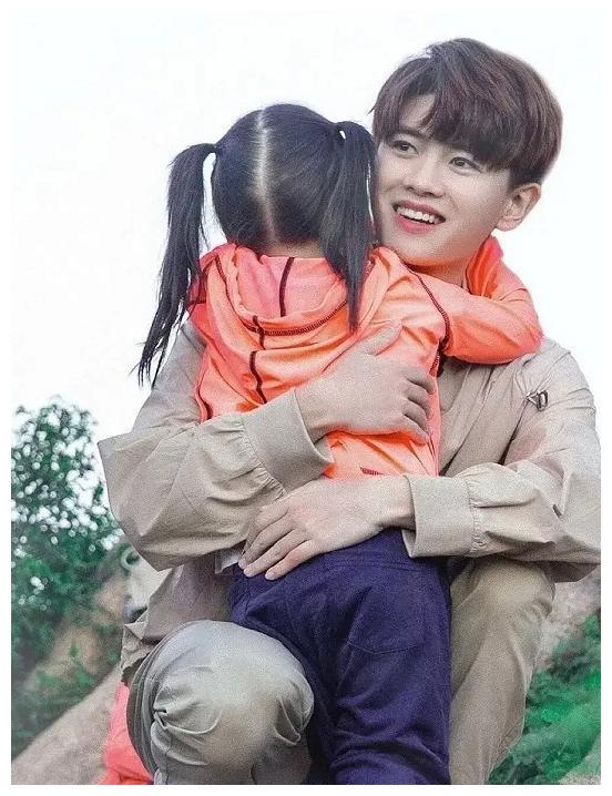 男明星抱娃白澍害怕成毅熟练看到任嘉伦羡慕那个女孩