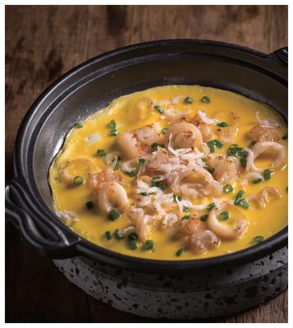 泡菜鲫鱼,姜汁热窝鸡,油浸黄沙,盐菜鱼头,锅仔海鲜蛋