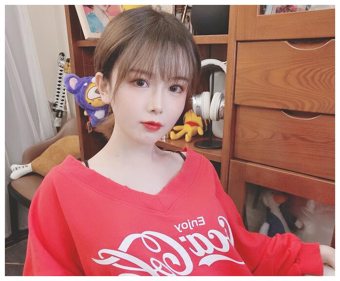 轩墨宝宝秀最新自拍照,肩上带子格外醒目,他真忘了性别?