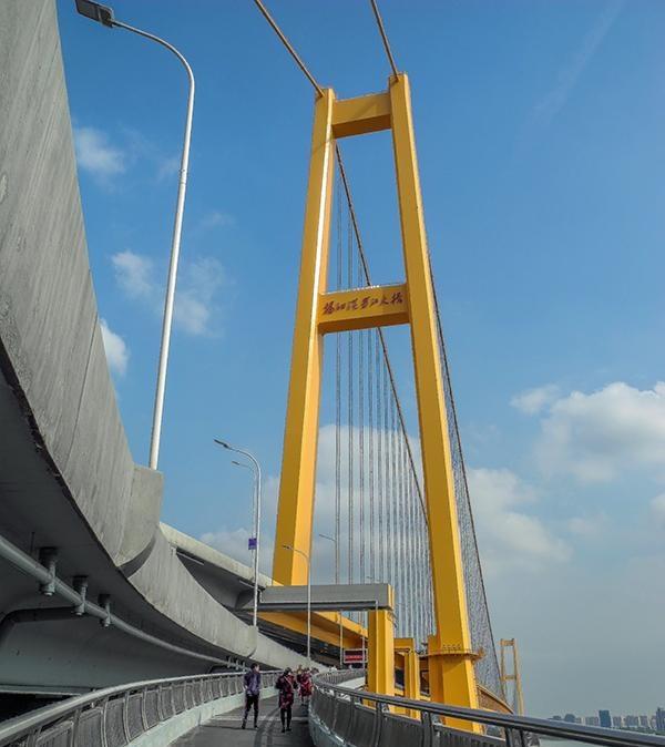 10月8日,上大的双层公路吊桥杨泗港长江大桥正式通车