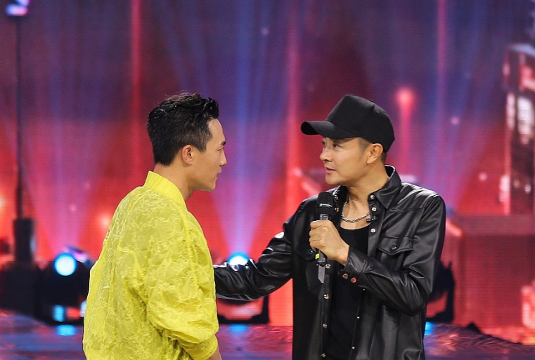 印小天和杜淳同台拥抱大和解