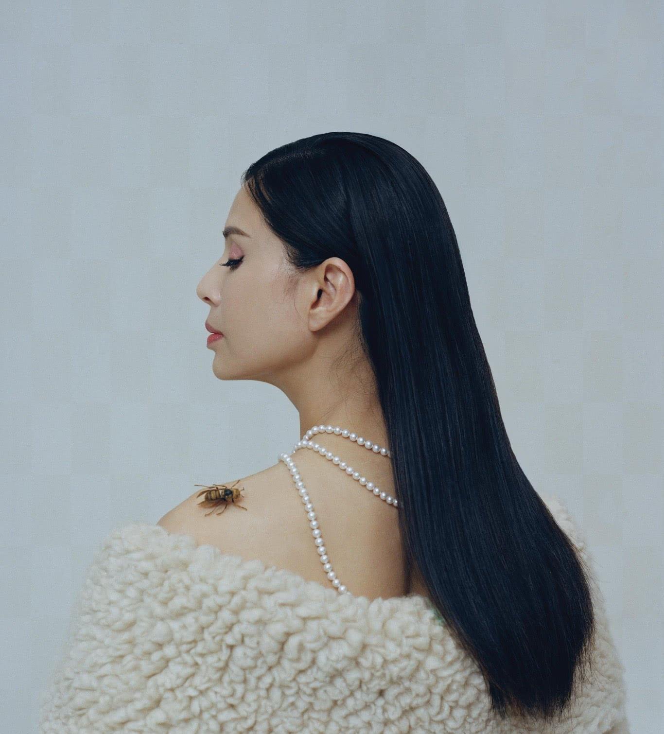 小龙女 李若彤拼了 穿羊毛大衣秀锁骨 肩膀上放蜜蜂更吸睛了 高清图集 新浪网