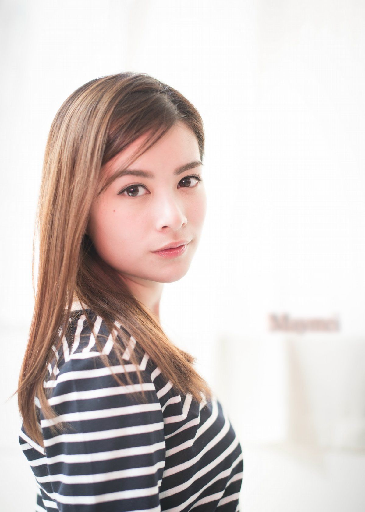 时尚穿搭推荐:美女林晓梅清新写真,条纹上衣魅力十足