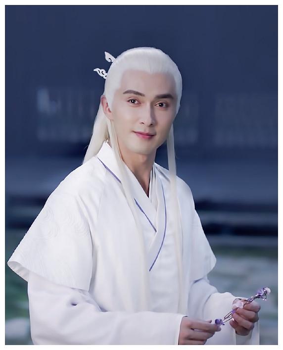 高伟光年近四十演"帝君",绝美容颜好评多,光靠腿就能赢了