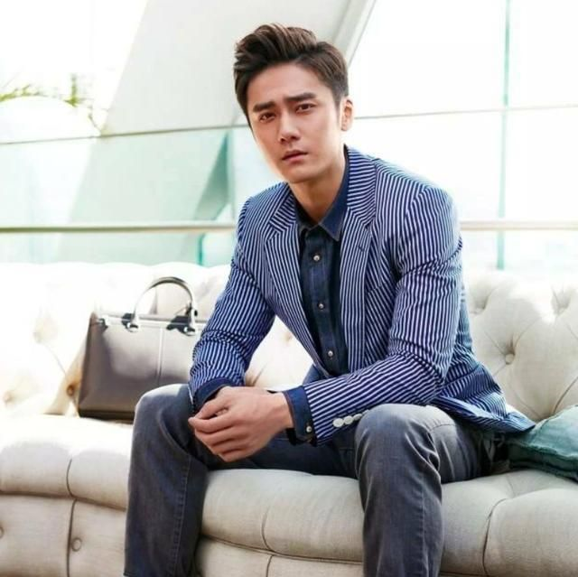 蒋劲夫痴迷健身穿运动衫大秀麒麟臂肌肉发达和健美教练有得拼