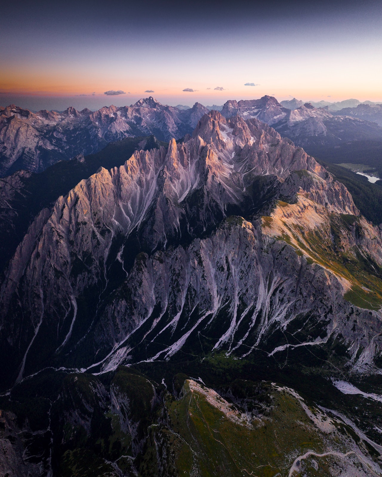 黎明时分山的鸟瞰图