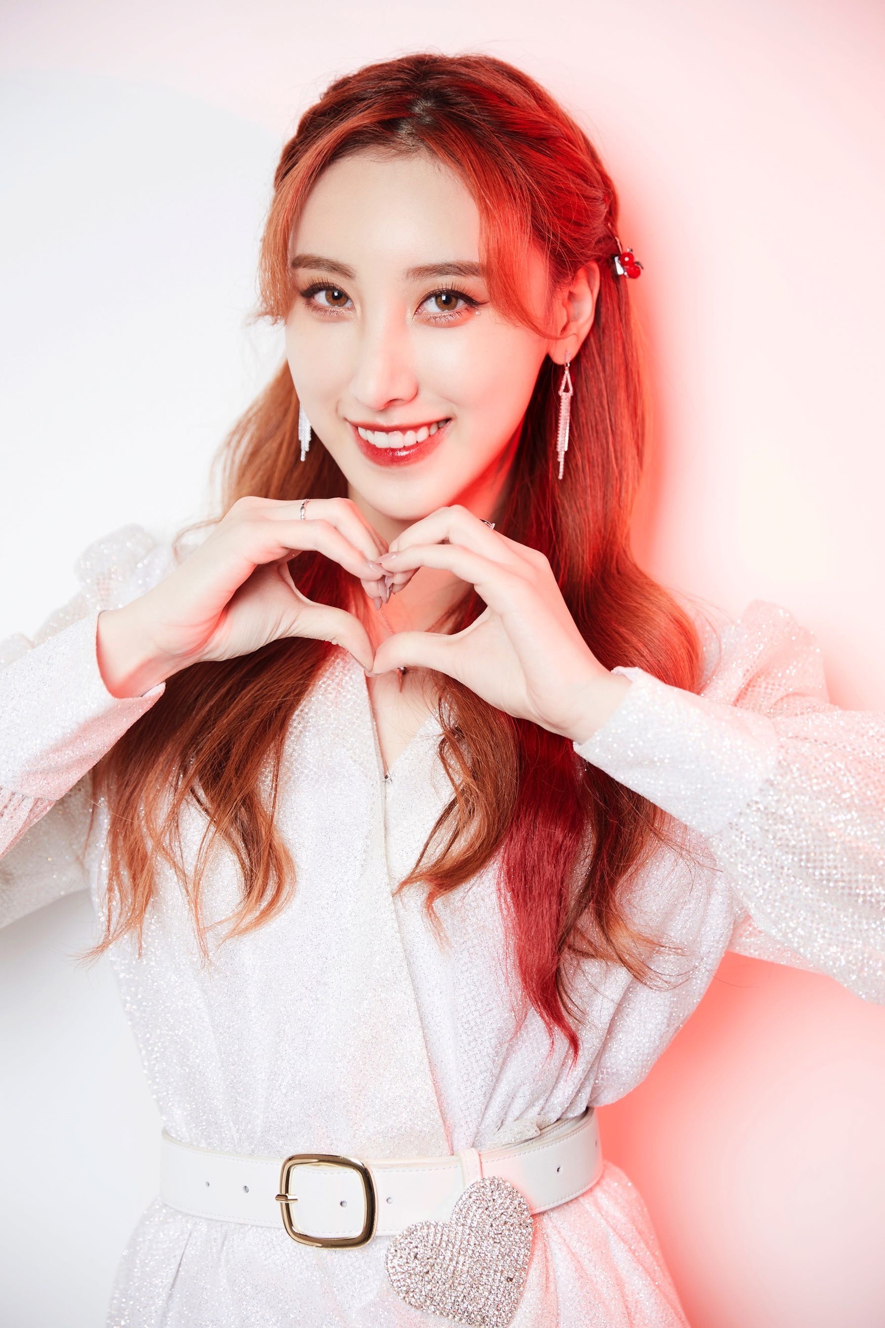 许靖韵受邀加盟《宇宙打歌中心》 演绎粤语新歌《谢谢对不起》