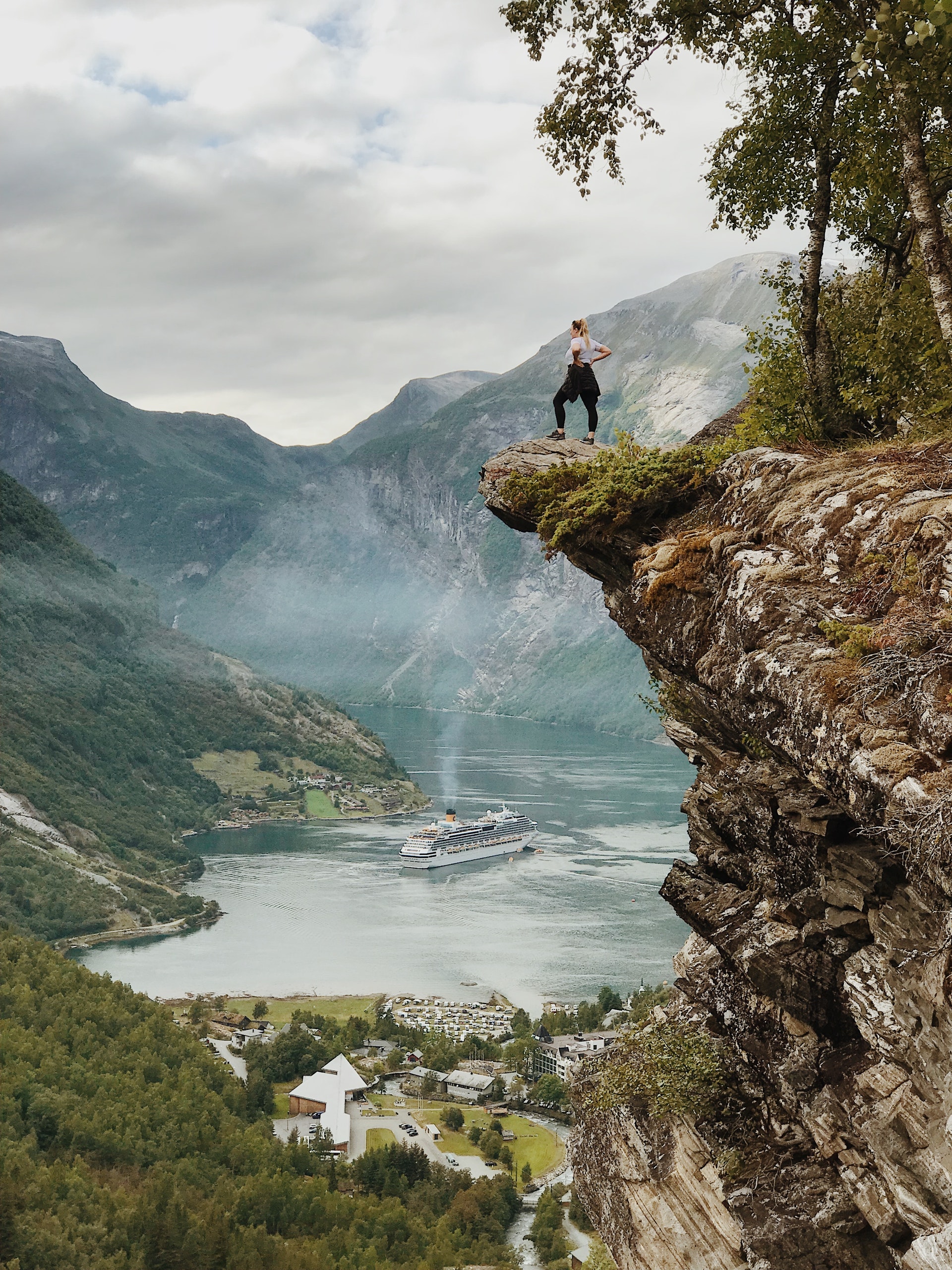 人站在悬崖上的图片图片
