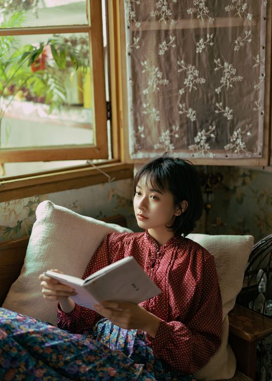 丽人摄影一个人独自在看书
