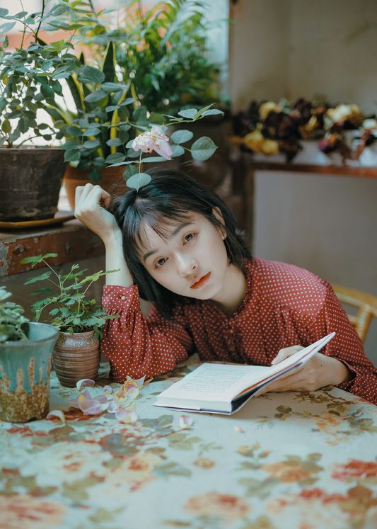 丽人摄影一个人独自在看书