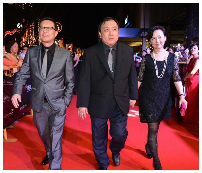 王晶隐藏多年老婆到底有多美近照曝光网友怪不得不选邱淑贞