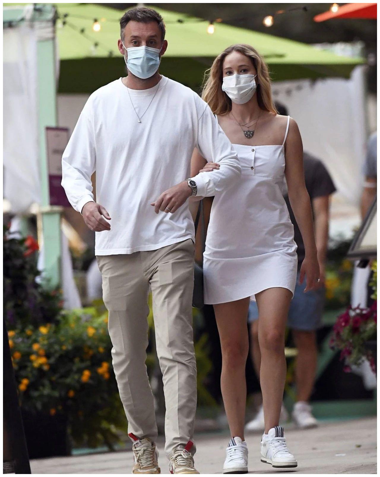 詹妮弗·劳伦斯跟老公出门逛街,网友:她真是为爱痴狂啊!