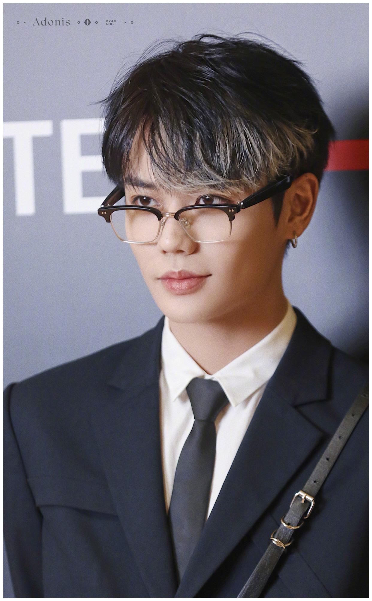 林彦俊黑色束腰西装 挑染银发太帅气!公主!你的骑士来接你回家