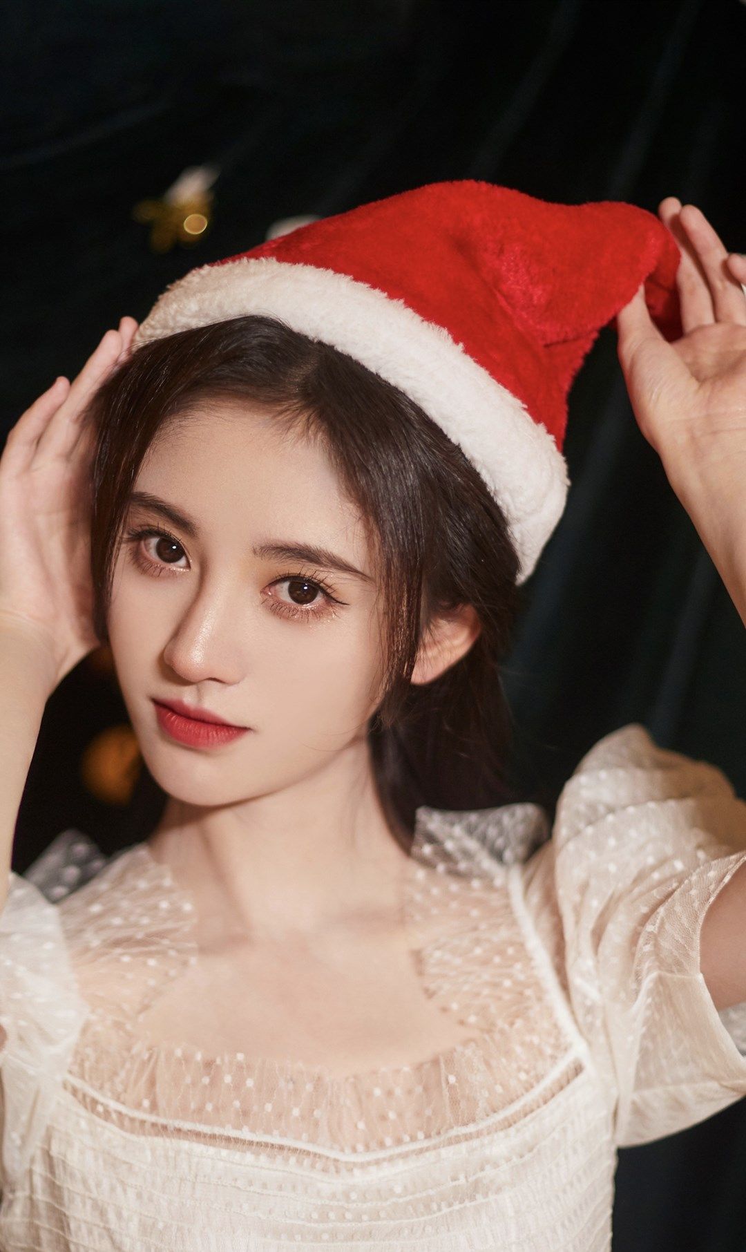 鞠婧祎浪漫写真,可爱圣诞帽搭配婚纱礼服,时而娇俏时而优雅