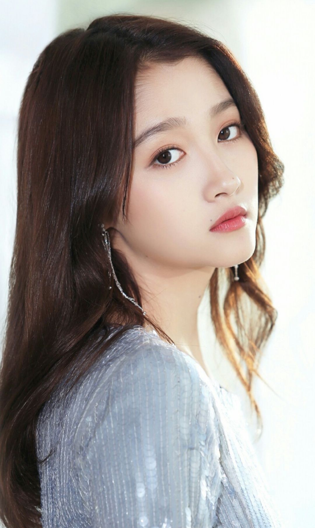关晓彤唯美迷人写真,这颜值太美了,春风十里不及你的美色__财经头条