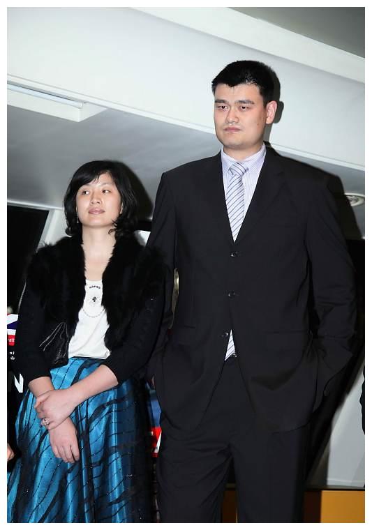 两人差13岁,身高差50公分,妻子曾和马未都合作|王治郅|周蕾|马未都