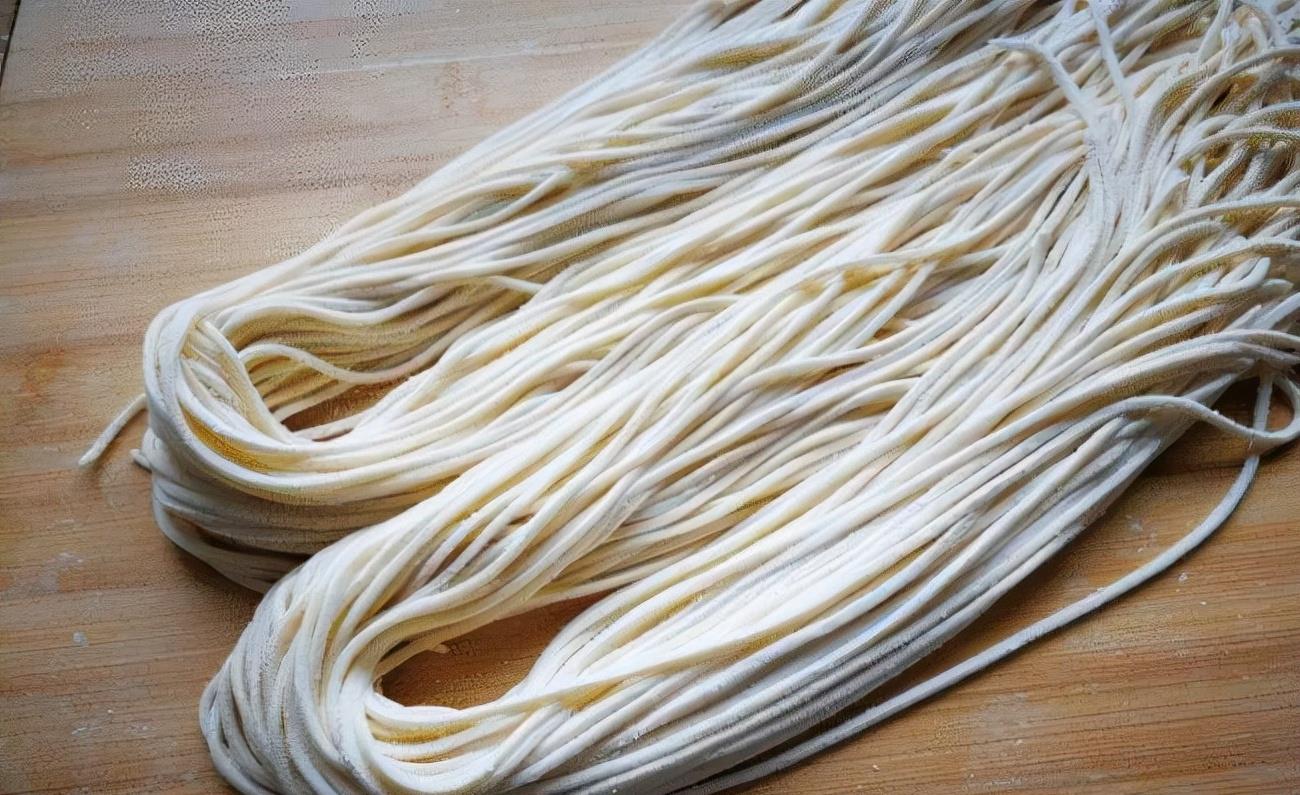 把面条放进滚烫油锅秒变一道失传美食松软香甜很多人没吃过