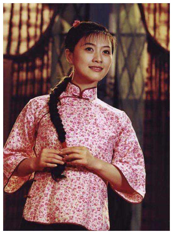 她是最美的雷雨四凤,抛弃陆毅后嫁给富商,45岁与女儿相依为命_七月的