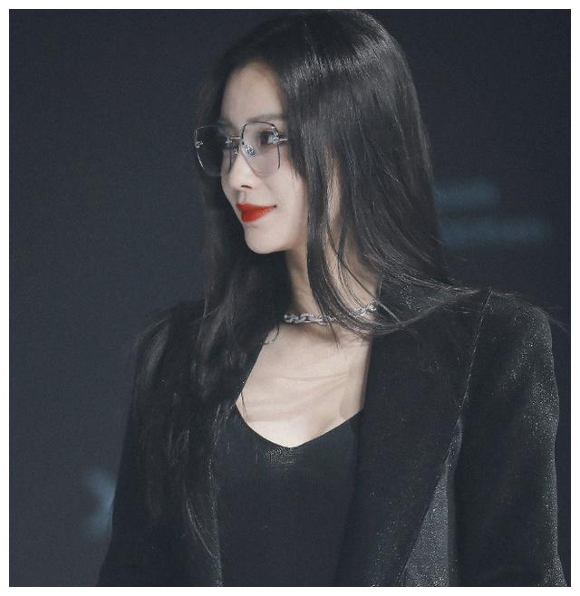 杨颖风波后首亮相,戴细框眼镜霸气十足,与蔡徐坤同框太养眼