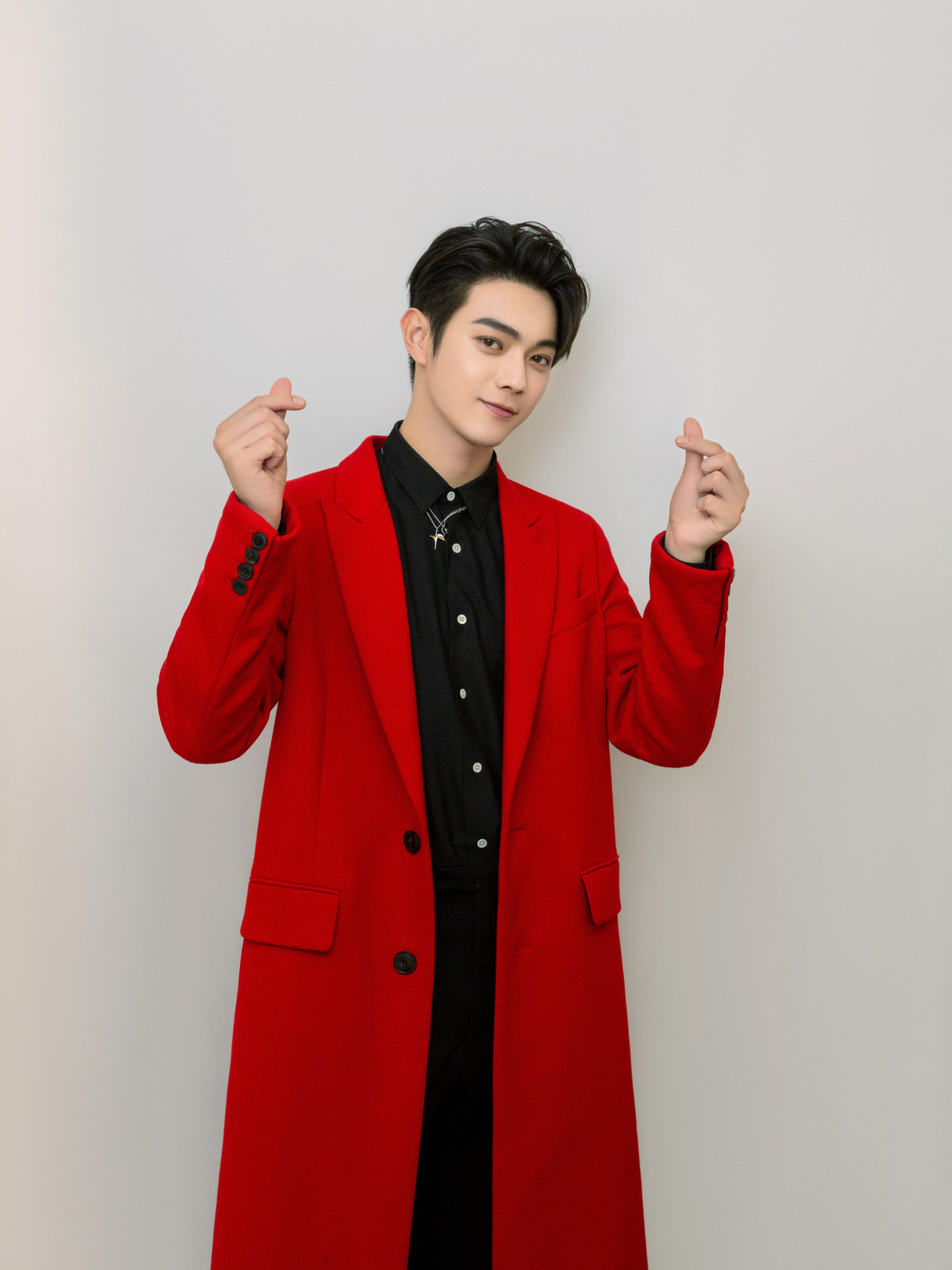 许凯瘦身成功,身穿红色大衣,腿长就是任性!__财经头条