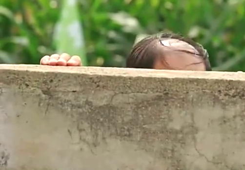 谢广坤扒墙头偷看儿媳妇,被高飞发现,广坤尴尬了