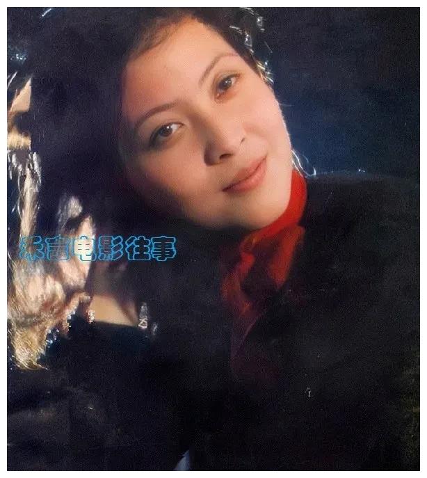 她们都有一条红纱巾,方舒,韩月乔,吴海燕,张芝华……风情各异