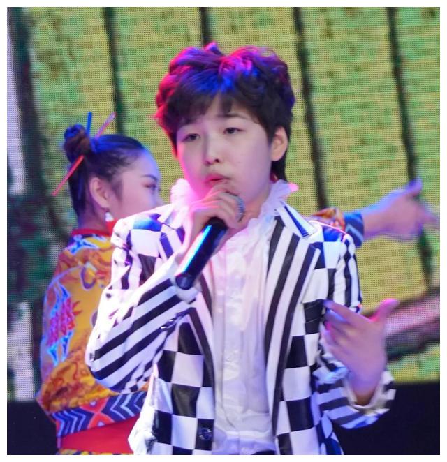 歌手李嘉豪参加2021河南全明星春晚点燃璀璨星光