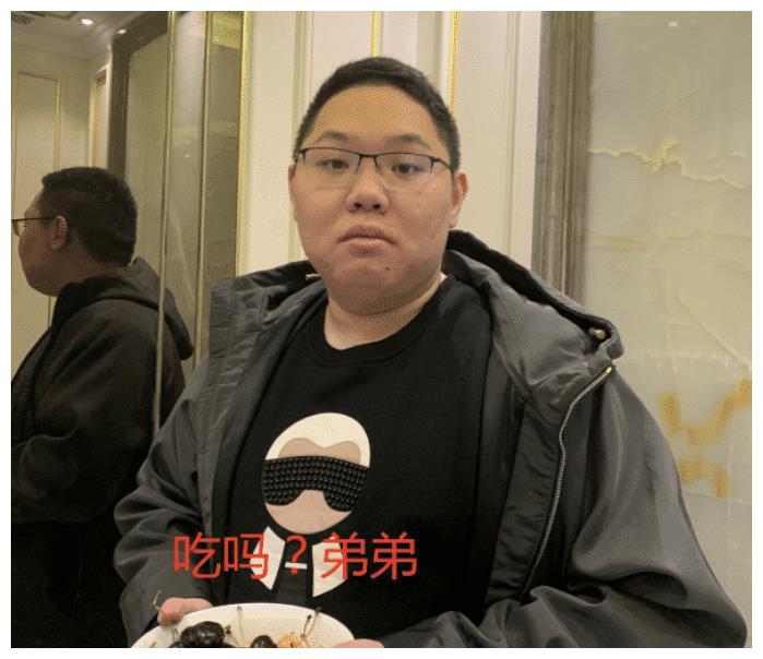 pdd的保姆首次出镜,看到保姆的照片,粉丝愣住了