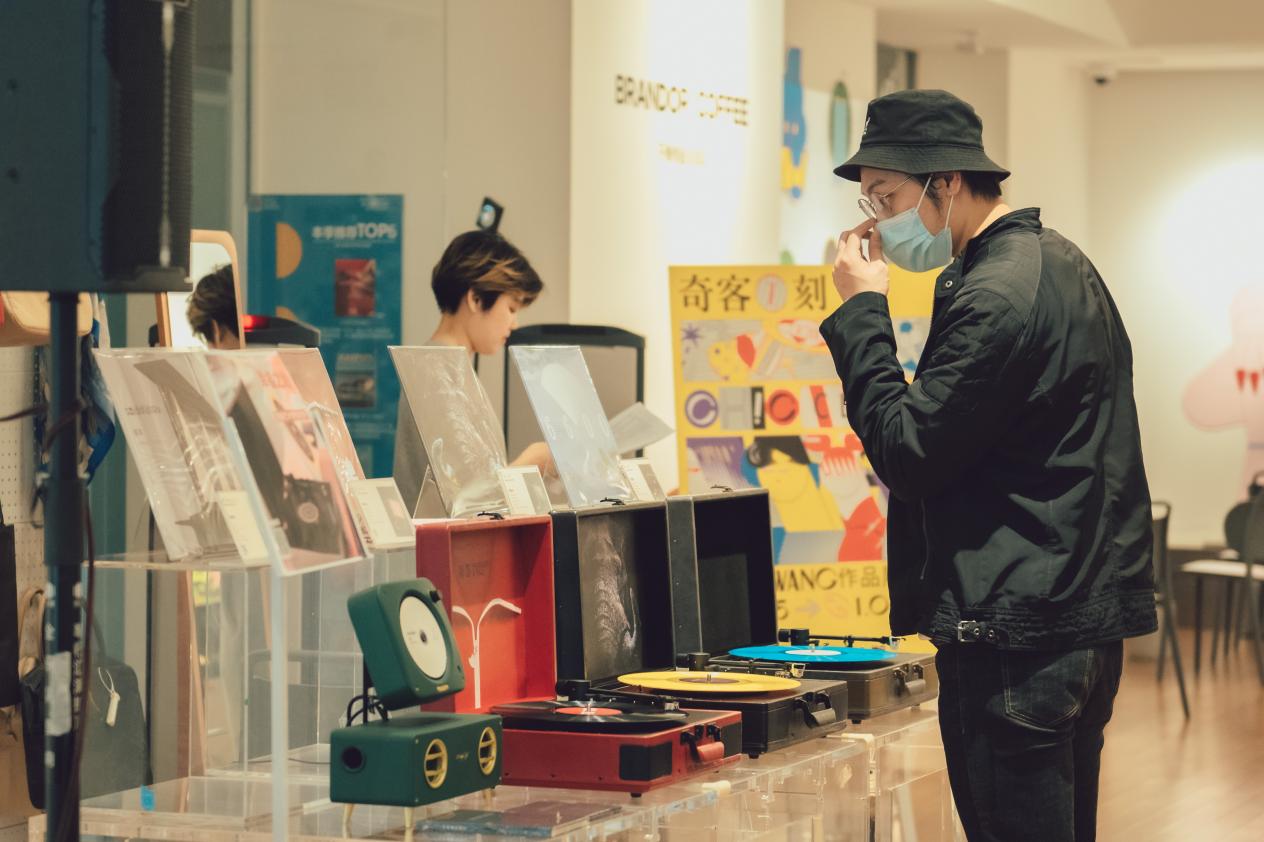 怎样做音乐才是“音乐艺术家”?看这个来自深圳的夫妻组合怎么做休闲区蓝鸢梦想 - Www.slyday.coM 怎样做音乐才是“音乐艺术家”?看这个来自深圳的夫妻组合怎么做休闲区蓝鸢梦想 - Www.slyday.coM