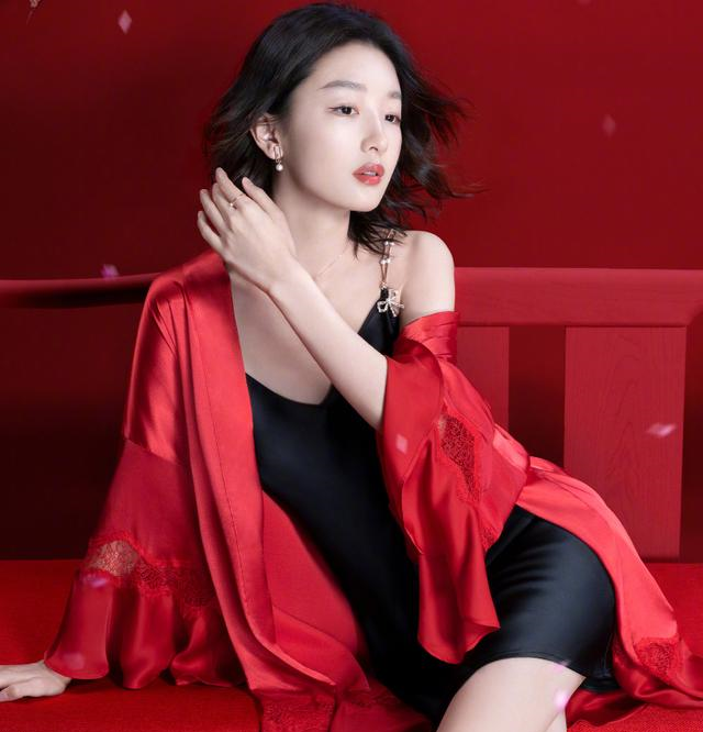 周冬雨拍维密大片气质丝毫不输超模和杨幂美丽不需要被定义