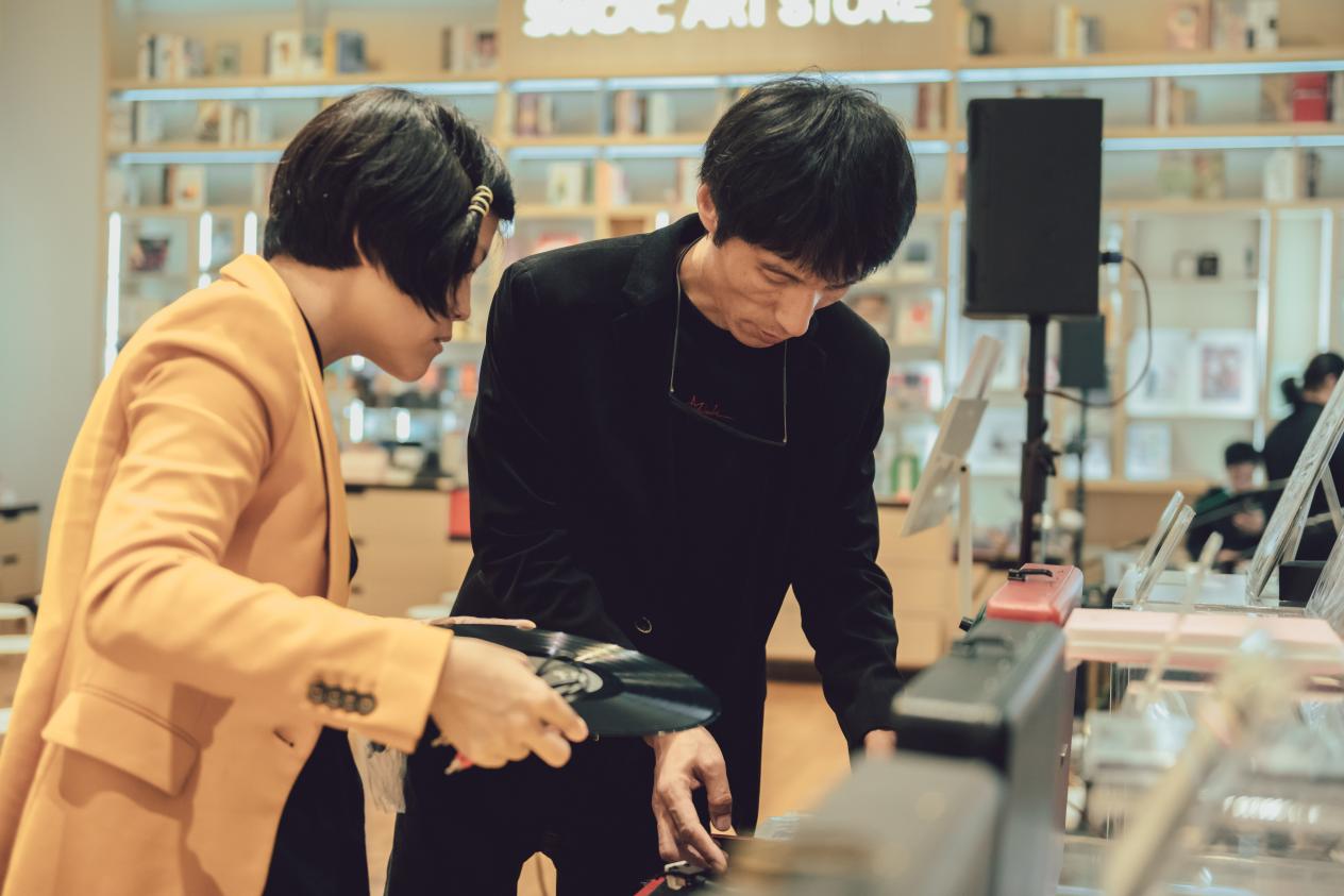 怎样做音乐才是“音乐艺术家”?看这个来自深圳的夫妻组合怎么做休闲区蓝鸢梦想 - Www.slyday.coM 怎样做音乐才是“音乐艺术家”?看这个来自深圳的夫妻组合怎么做休闲区蓝鸢梦想 - Www.slyday.coM