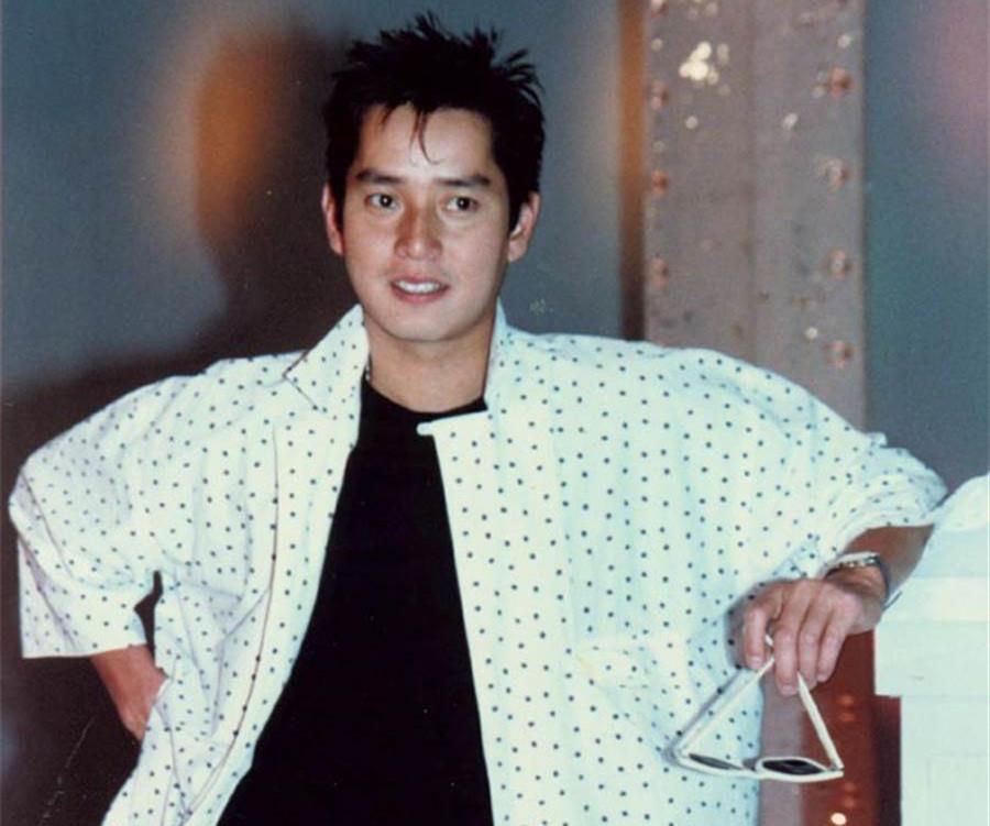 许冠文谭咏麟2大影帝聚首一个头发浓密很时髦一个发际线后移