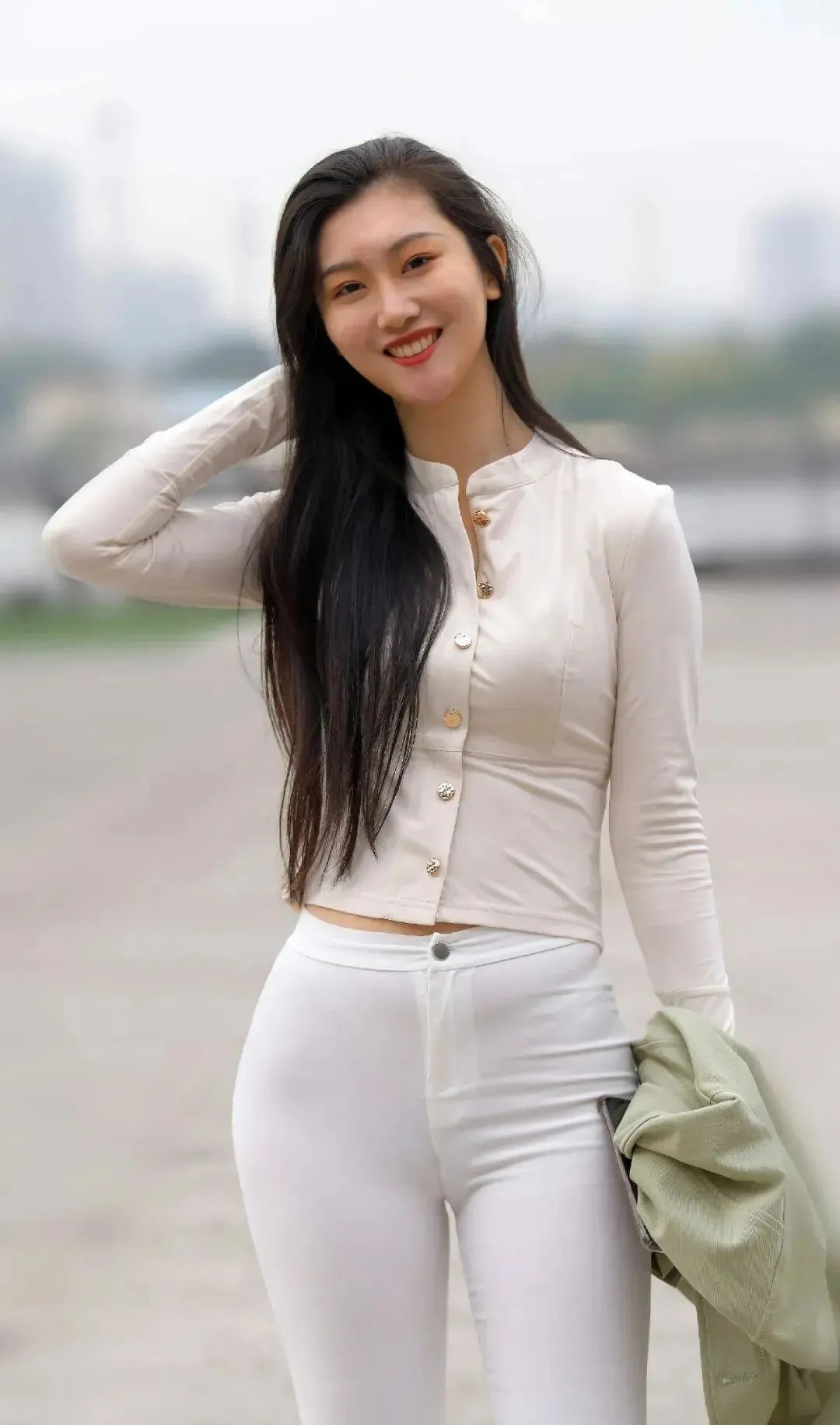 街拍: 美女穿上白色紧身裤,效果确实霸道,造型十分吸睛