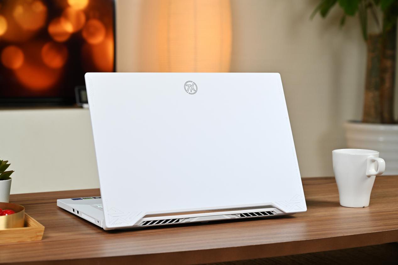 华硕天选air笔记本图赏,一袭白衣配上机甲线条令人动情