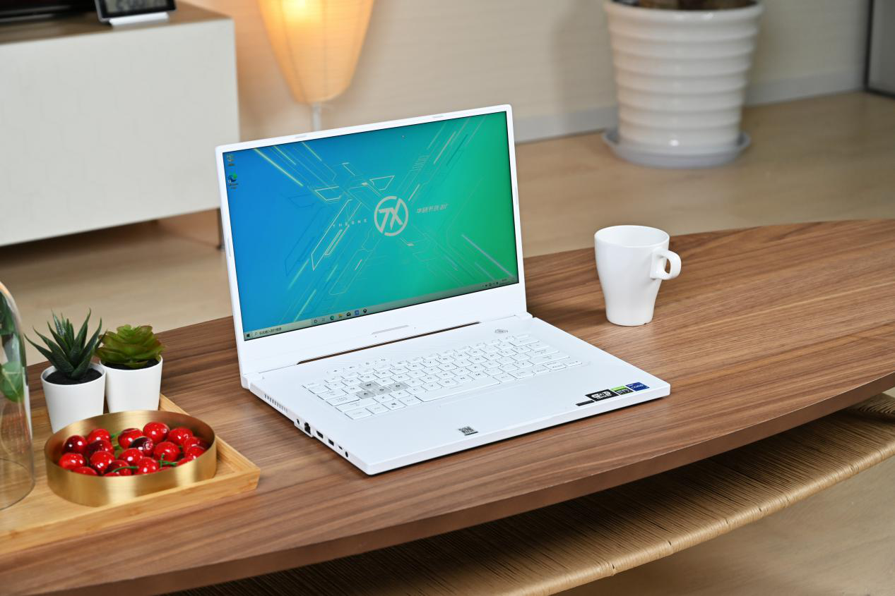 华硕天选air笔记本图赏,一袭白衣配上机甲线条令人动情