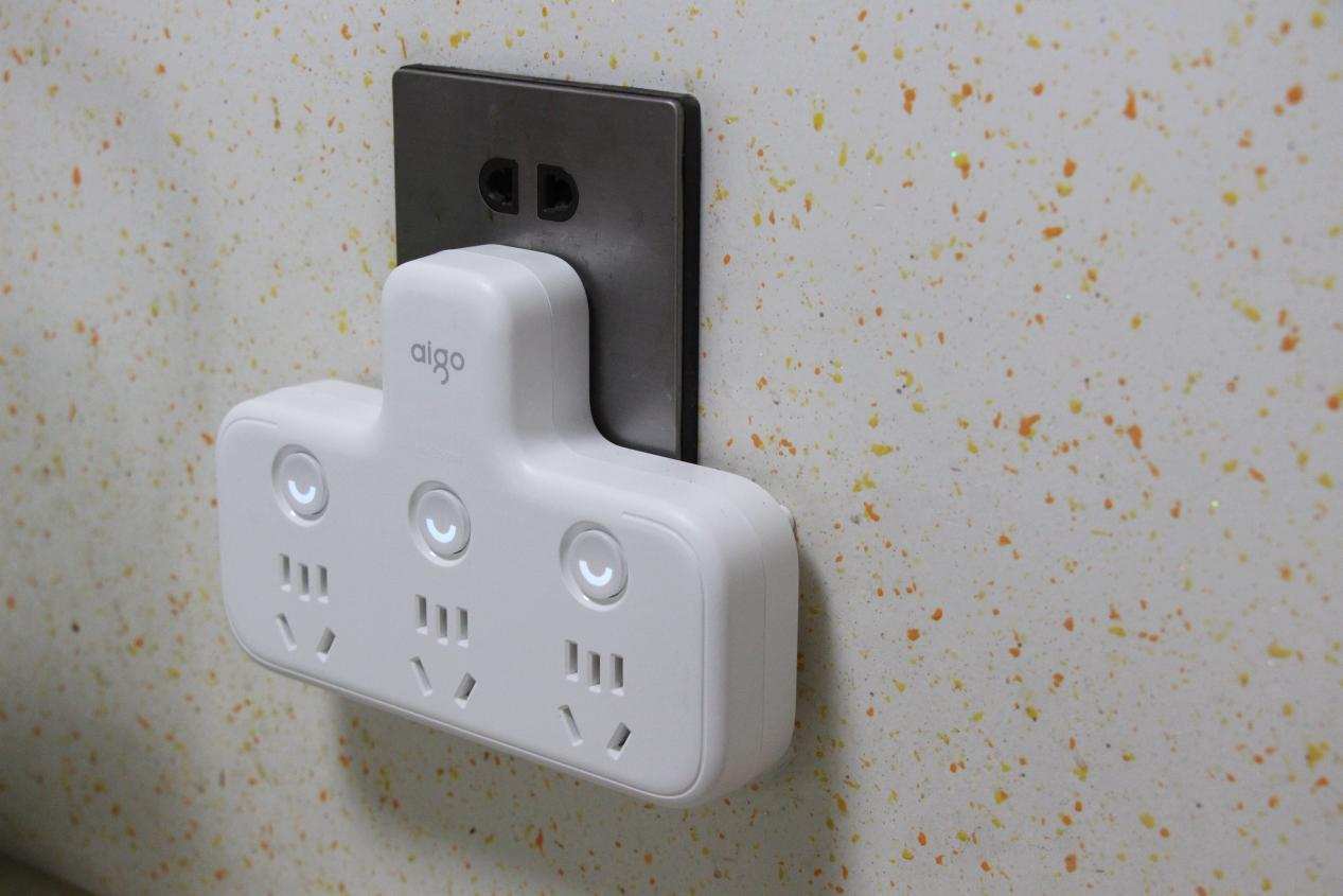 墙上插座不够用高温阻燃独立分控aigo一转多墙插转换器体验