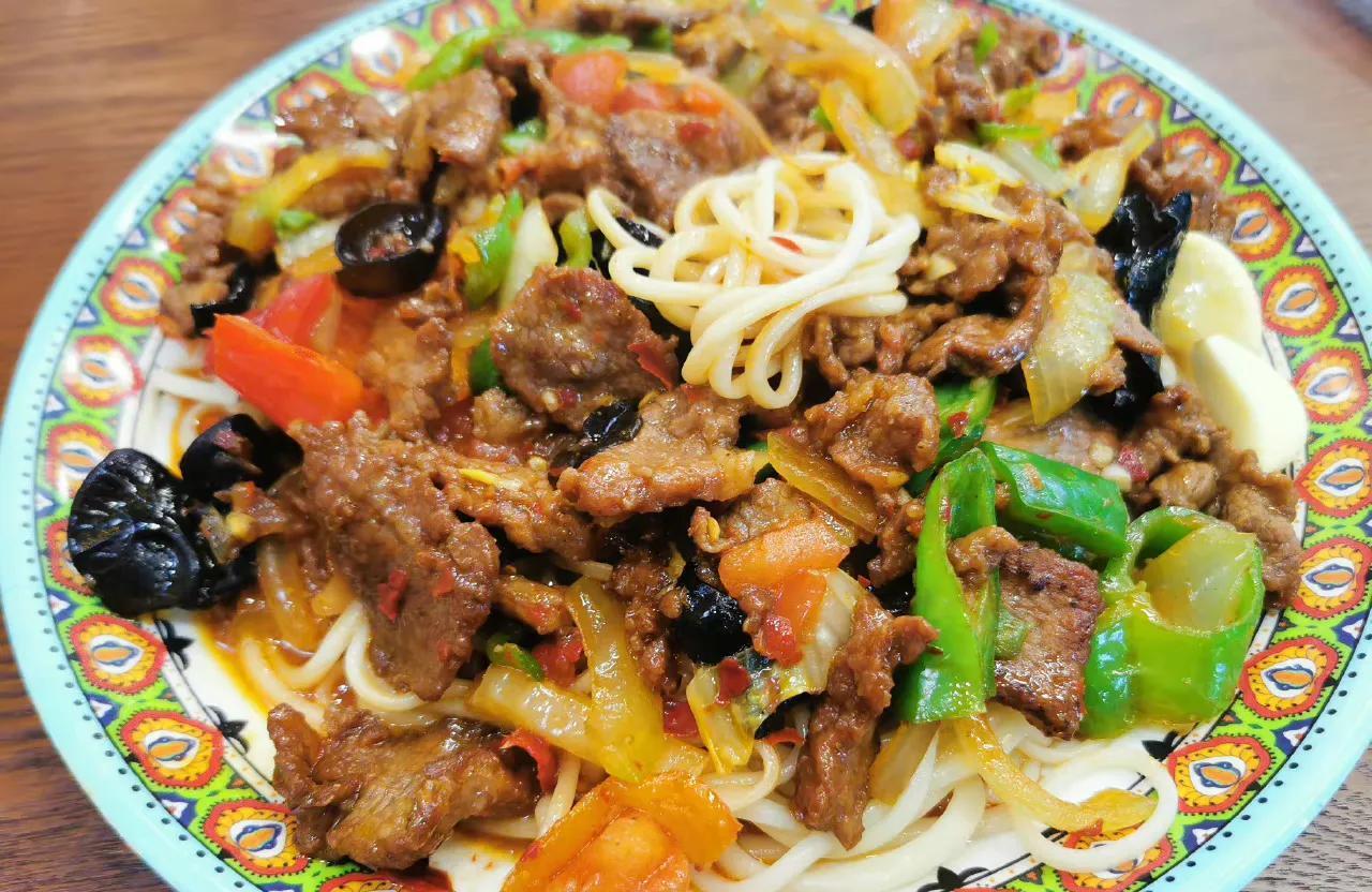 新疆美食 —— 伊犁的过油肉拌面 - 知乎