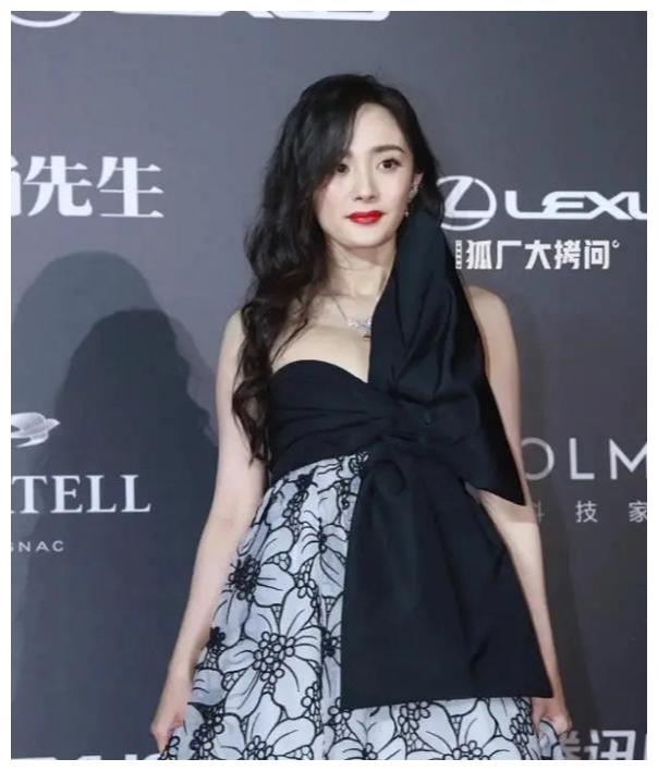 杨幂胖了穿大蝴蝶结长裙上身臃肿脖子前倾没有往日优雅气质