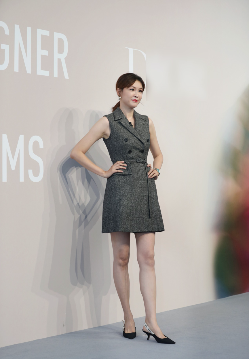 李艾出席梦之设计师展览 早秋成衣彰显成熟干练气质