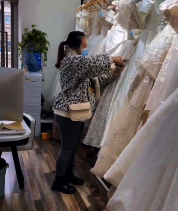 怒剪32件婚纱双方达成赔偿协议：心疼完店家，该考虑同情婆家人了休闲区蓝鸢梦想 - Www.slyday.coM