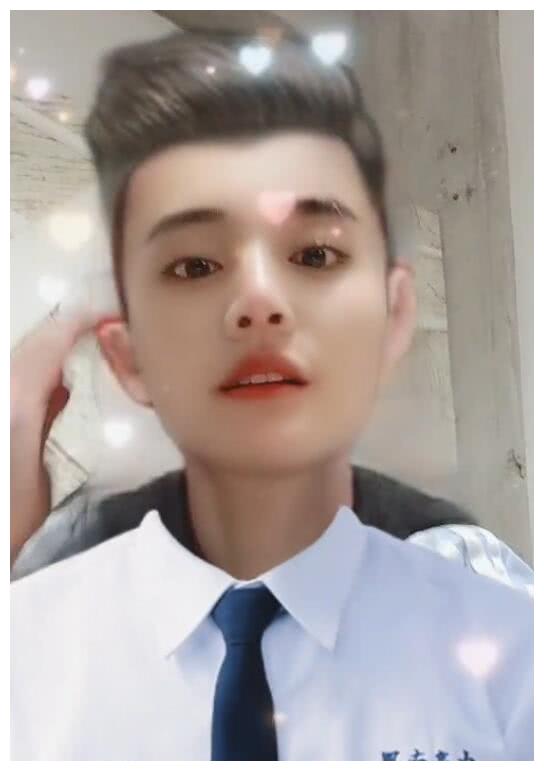 郑爽玩自拍,不小心点到变男生特效,看到变男生的她,挪不开眼了