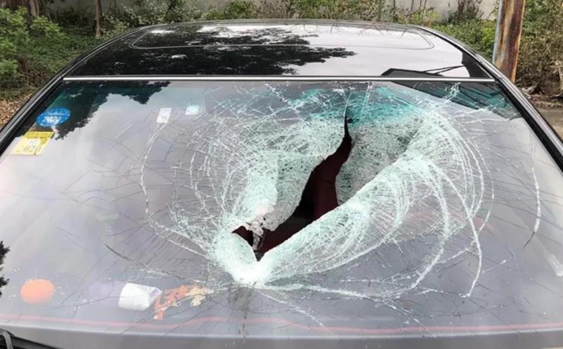 车钥匙被锁车内要怎么做人傻钱多才砸车窗老司机都用这3技巧