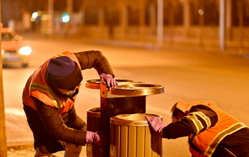 韩红凌晨携众星扫大街,关注环卫工人爱心活动.